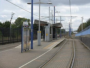 Parada de bonde em plataforma de ilha em Winson Green Outer Circle, no West Midland Metro, Birmingham, Inglaterra