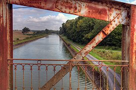 Le canal vu d'un ouvrage de franchissement à Hermies.