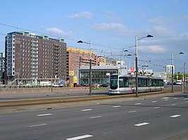 Uitzicht vanaf het Varkenoordviaduct met op de voorgrond het politiebureau