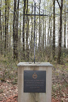 Croix aux 56 victimes puiset-doréennes.