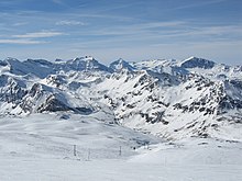 Une chaîne de montagnes enneigées.