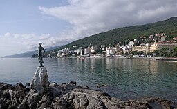 Vy över västra Opatija. Till vänster skulpturen Jungfrun med måsen.