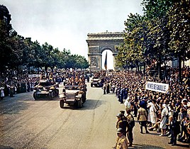 Svobodne francoske sile na paradi po osvoboditvi Pariza 26. avgusta 1944