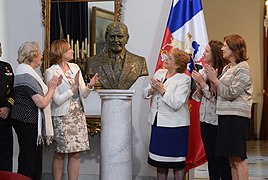 Bachelet develó el busto de Patricio Aylwin que está en la «Galería de los Presidentes» en La Moneda desde octubre de 2016.