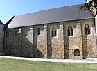 Flanc sud de l'abbatiale et armoirium du cloître.