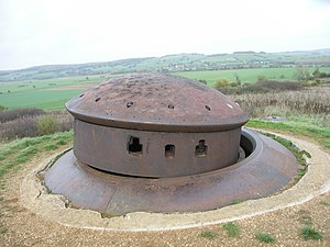 Torreta per dues armes mixtes arrancada del seu lloc per una càrrega explosiva (ouvrage de La Ferté)