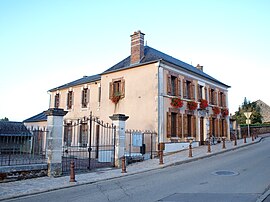 The town hall in Lindry