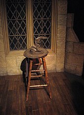 chapeau pointu marron posé sur un tabouret en bois