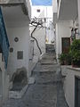 Une rue en pente de Skyros.