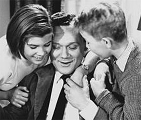 Gittan Wernström (Lenalisa), Olof Thunberg (pappan) och Roland Grönros (Villervalle) i tv-serien Villervalle i Söderhavet (1963).