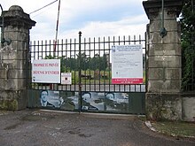 Entrée de l'usine de Givet en 2012 avec panneau annonçant les travaux