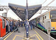 Stratford, London: Bahnsteiggleicher Umstieg zwischen Underground (links) und Eisenbahn (rechts)