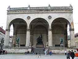 Pour éviter de devoir faire le salut hitlérien en passant devant la plaque commémorative apposée sur la Feldherrnhalle pour les « héros de mars » du putsch de la Brasserie en 1923, les passants contournaient le monument par les rues Residenzstrasse, Viscardigasse (derrière la Feldherrnhalle) et Theatinerstrasse pour accéder à la place Odeon. Le surnom donné à ce passage Drückebergergasse ou Drückebergergasserl (passage des « tire-au-flanc ») est resté vivace jusqu'à aujourd'hui.