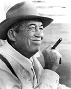 Foto publisitas John Huston dalam film 1974 Chinatown.