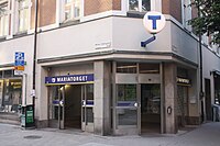 In ein Wohnhaus integrierter Eingang zur Station Mariatorget, Stockholm