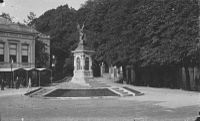 Het monument bij Sociëteit Burgerlust in 1890