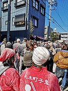 豊橋鬼祭 門寄り道中で飴粉をあびた人々