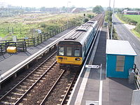 Ein Zug der British Rail Class 142 durchfährt den Bahnhof ohne Halt