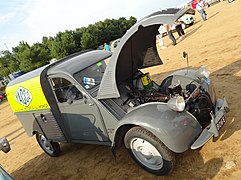 2 CV furgoneta con los colores de la marca de lubricantes Yacco.