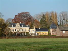 Kasteel Cartils, overzichtsfoto. Op het rechter hoekpunt het arkeltorentje. Geheel rechts de Kasteelhoeve.