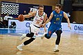 Radovan Kouřil (vpravo) v souboji s rozehrávačem klubu ČEZ Basketball Nymburk Tomášem Vyoralem (Nový Jičín, 2019)