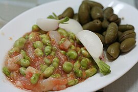 Habas con tomate, bacalao, rábanos y aceitunas de cornezuelo