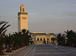 Freitagsmoschee Moulay Abd el Aziz von 1978 im neo-maurischen Stil an der Ostseite des Place du Mechouar