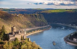 Blick auf die Loreley und davor Burg Katz am Rhein.