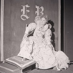 Sarah Ferrati durante la rappresentazione teatrale di Maria Stuarda diretta da Claudio Fino, 1958