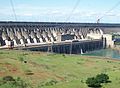 Le barrage d'Itaipu, entre le Brésil et le Paraguay, exemple de barrage-poids à contreforts