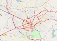 Mapa konturowa Tirany, na dole znajduje się punkt z opisem „Selman Stërmasi”