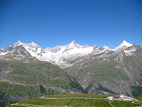 Vue du Trifthorn, au centre, entre le Zinalrothorn à droite et l'Ober Gabelhorn à gauche