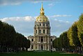 Vue à distance depuis l'avenue de Breteuil, permettant de mieux percevoir les proportions architectoniques réelles.