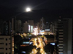 Vista da Avenida Dom Luís à noite.