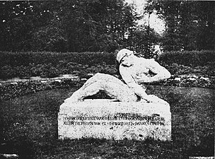 Sterbender Krieger (1919; 1920 aufgestelltes Ehrenmal für Hans Küstermann, Behns Schwager, auf dem Lübeckischen Ehrenfriedhof Lübeck)