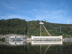 Blick von Süden über den Hengsteysee auf Koepchenwerk (rechts) und PSW Herdecke (links)