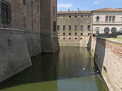 Un escorzo del foso del castillo