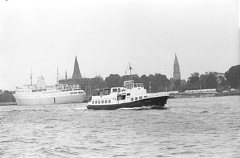 Till vänster M/S Kronprins Harald vid Oslokajen i Kiel och till höger M/S Bellevue (1963).