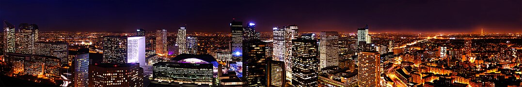 Paris-La Défense, premier quartier d'affaires européen par l'étendue de son parc de bureaux[326], attire plus de huit millions de visiteurs chaque année[327].