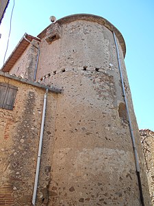 Des blocs de calcrètes palustres du Pliocène, tombés dans le lit de la Canterrane depuis les falaises adjacentes, auraient été utilisés pour la construction de la tour fortifiée de l'église[10].