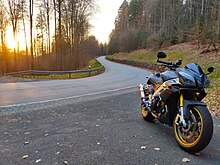 Aprilia Tuono V4 R von (2014) mit goldenen Schmiedefelgen, Umbau auf Heck der RSV4, Lenkerendspiegel und Akrapovic-Endschalldämpfer