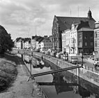 Langs de Van Hasseltkade richting Kesselskade, met eenvoudige voetbrug, 1962