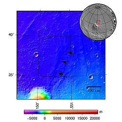 topografická mapa okolí vrásy Aesacus Dorsum