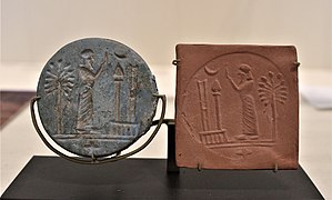 Sceau-cachet en bleu égyptien représentant un orant devant les symboles divins de Marduk et de Nabû. Musée du Louvre.