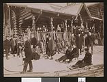 Turgåere med ski og kjelker utenfor Frognerseteren restaurant i 1901. Foto: O. Væring/Nasjonalbiblioteket