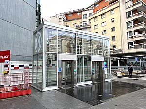 Saint-Ouen metro-geltokira sartzeko igogailua, Dora Maar kalea, Saint-Oo_Seine.