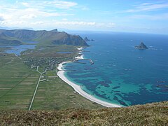 Vas Bleik v Andøyu z dolgo plažo in kolonijo morskih ptic na majhnem otoku Bleiksøya. Globok ocean je tukaj zelo blizu obale, na tem območju se hranijo kiti glavači.