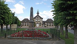 The town hall and war memorial in Prunay