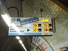 Ligne 13, 16 h 28 Direction Saint-Denis (flèche bleue - prochain train) : - 1er train dans 3 minutes - 2e train dans 9 minutes Direction Asnières - Gennevilliers (flèche jaune) - (éteinte) : - 1er train dans 6 minutes - 2e train dans 12 minutes. Variante des lignes 7 et 13 sur leurs tronc commun.