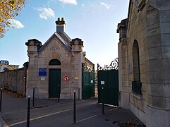 Entrée principale de style néogothique du cimetière Valmy.